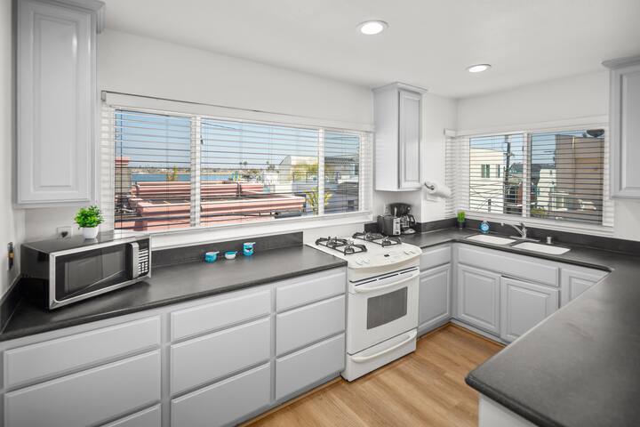 10 Bedroom Water View Home – North Mission Beach gallery image 5