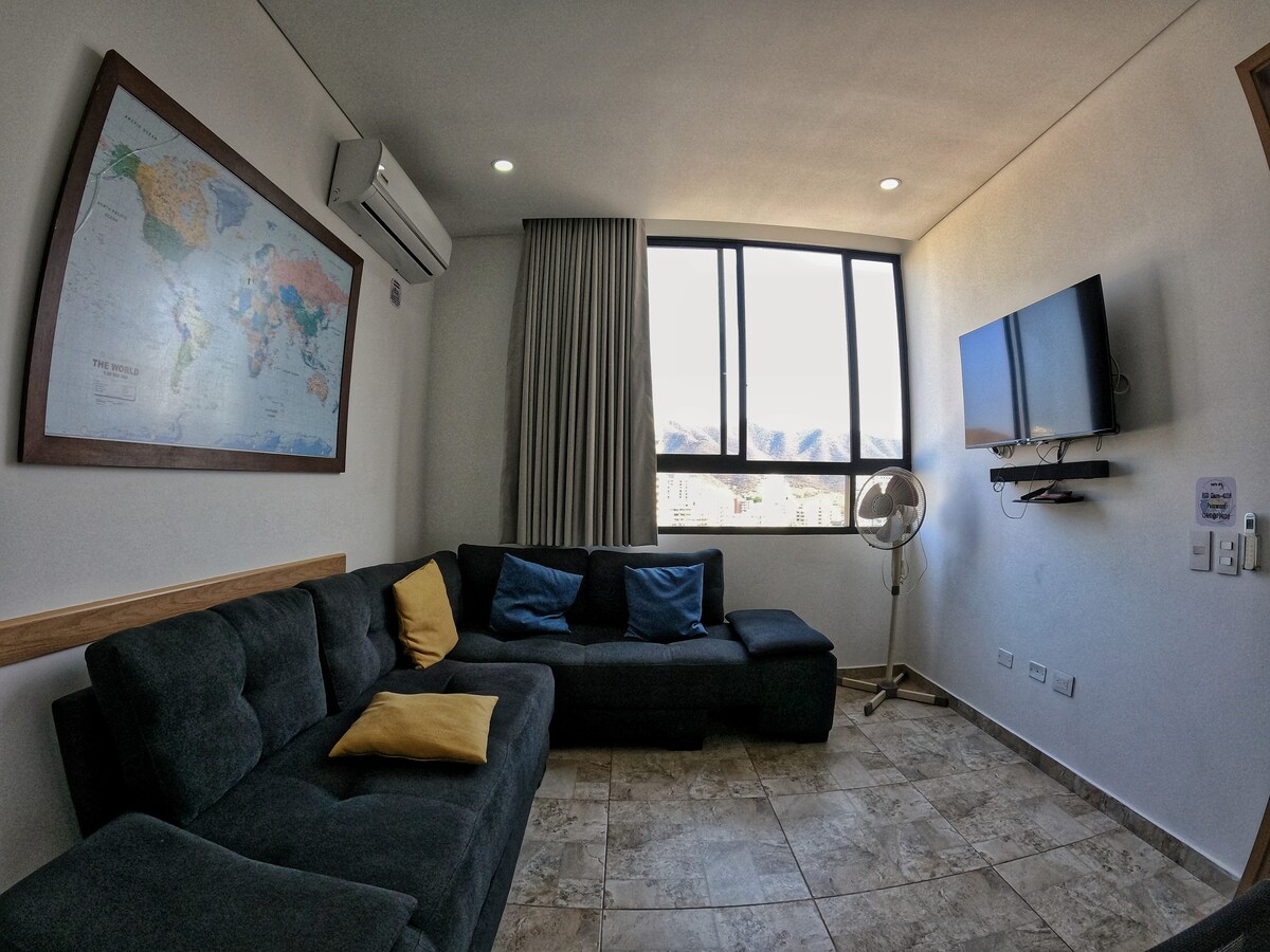 Просторната, хладна всекидневна е предназначена за удоволствие и почивка. Има климатик за голям комфорт, смарт телевизор и карта на света, която ви вдъхновява да мечтаете за следващата си дестинация.  

Всичко това в сградата Vita945 в Санта Марта – Родадеро.

