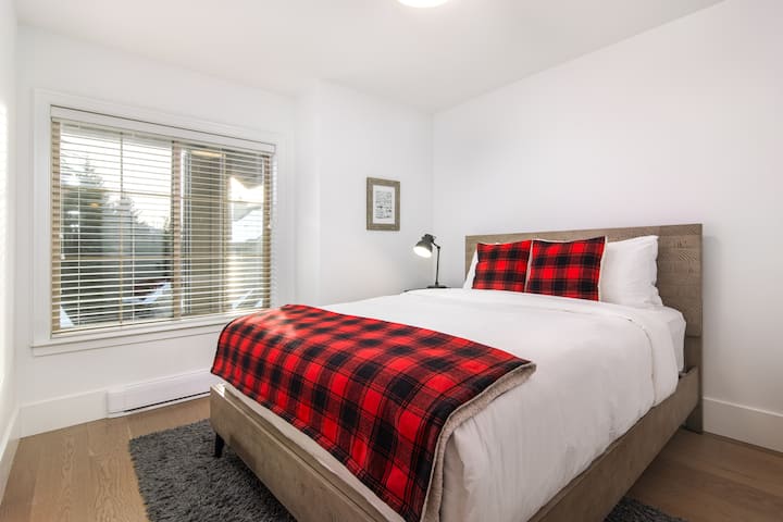 Comfortable queen bed in the second bedroom. 