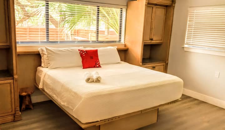 Დატკბით კომფორტით ამ საძინებელში, რომელშიც დგას მაღალი ხარისხის მატრასით მორთული დიდი საწოლი. Ხრაშუნა თეთრეული და ბალიშები გპირდებათ მშვიდ თავშესაფარს, გიწვევთ, განიტვირთოთ ფუფუნებით და დატკბეთ გამაახალგაზრდავებელი ძილით.