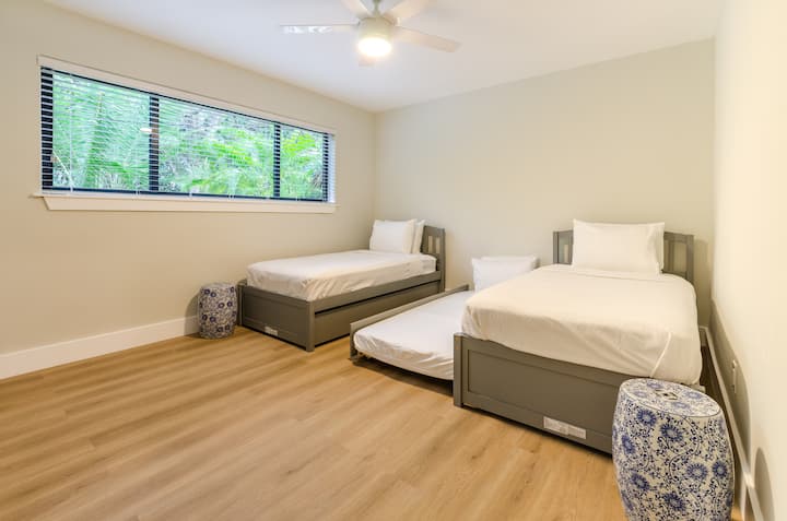 Მშვიდი საძინებელი, რომელიც ორ ერთადგილიან საწოლს მასპინძლობს. Მყუდრო თავშესაფარი, რომელიც შექმნილია კომფორტისა და დასვენებისთვის, იდეალურია მშვიდი ძილისთვის ან საერთო მომენტებისთვის.