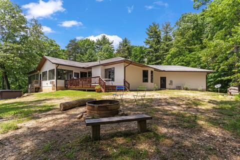 Luxe Cabin: Hot Tub, Views, Romance & Family Fun