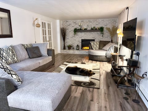 LR Fireplace, King Bed, Private Entrance, Wi-Fi