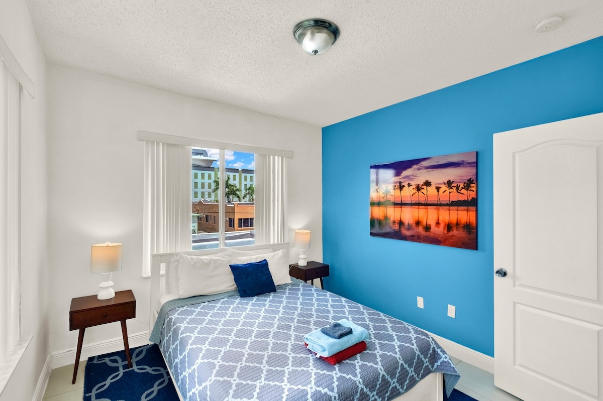 Master bedroom 50” 4k Smart TV

__________
Miami - Fleti - Ufikiaji - Matofali - Little Havana - ufukwe wa kusini - Wynwood - Roku - Jiko - HD - 4k Smart tv- Lango la usalama - Maegesho ya bila malipo - Tukio - Kitanda - Bafu - bora - Wi-Fi