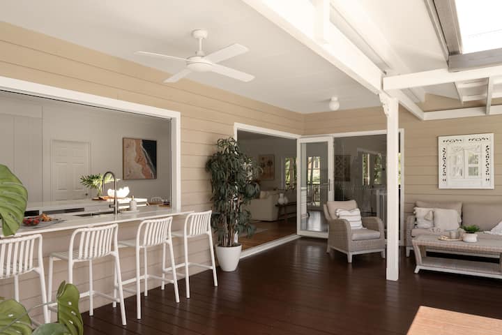 Elegant Queenslander Home With Tropical Pool Area - Noosa Heads