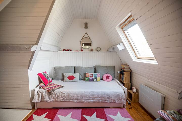 חדר פקעת, מיטה מתקפלת עם 2 מזרנים בודדים. 