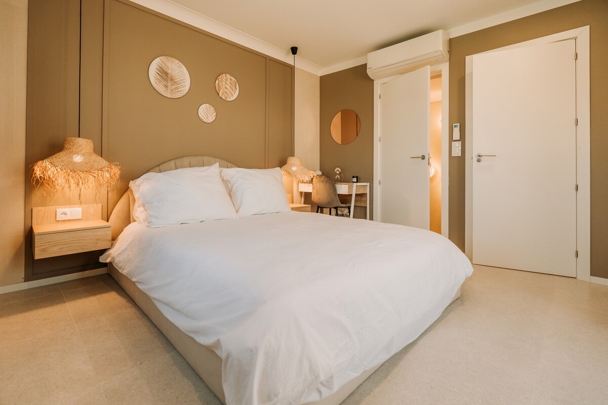 Second floor - Master bedroom 2 (14m2 ), with Euro King Size Mattress (160x200), work desk, private rooftop terrace with pool view and ensuite bathroom with hot tub.
