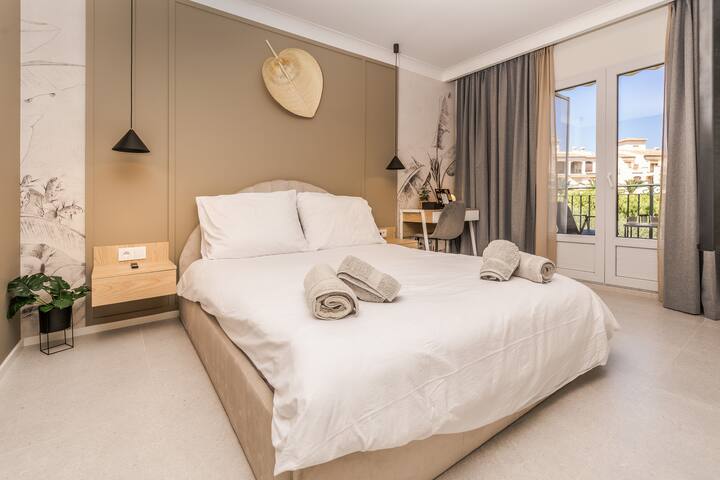 First floor - Master bedroom 1 (13.5 m2 ), with Euro King Size Mattress (160x200), work desk, private balcony with nice pool views in the inner courtyard of the complex. It shares the bathroom with the Children's bedroom found on the same floor.