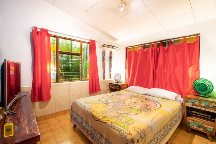 Para los que les gusta estar cerca de todo, nuestras habitaciones dentro de la casa a la par del área común y con baño compartido.