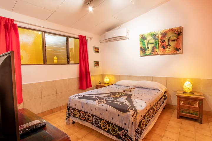 Para los que les gusta estar cerca de todo, nuestras habitaciones dentro de la casa a la par del área común y con baño compartido.