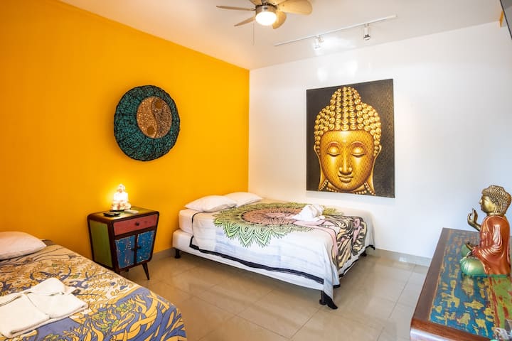 Al igual que las demas habitaciones con su estilo asiatico, decoradas por El Bodegon de Asia