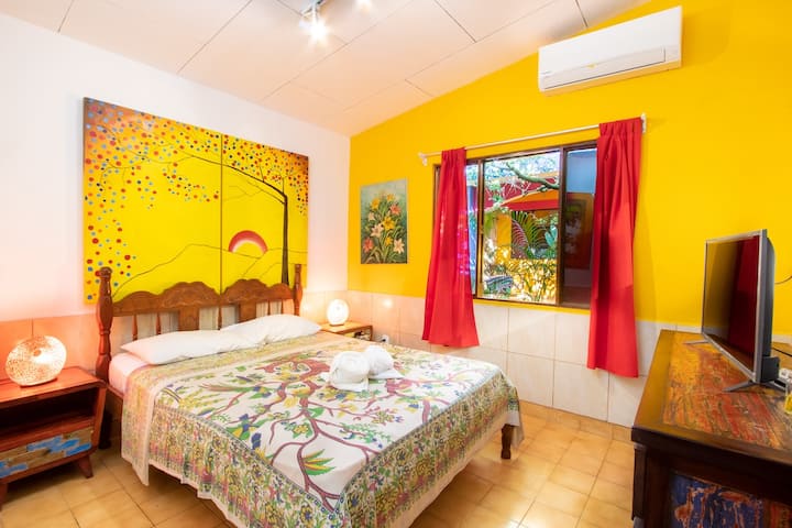 Para los que les gusta estar cerca de todo, nuestras habitaciones dentro de la casa a la par del área común y con baño compartido.