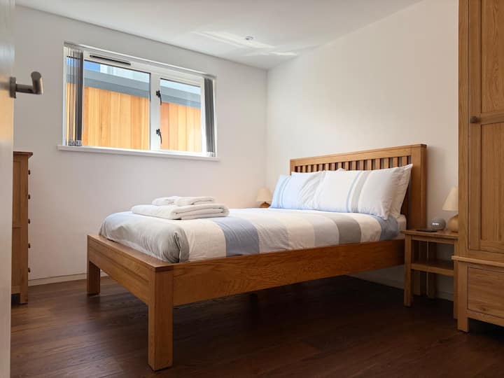 4号卧室配有双人床。 卧室位于一楼，对面是第二个大卫生间，交通方便