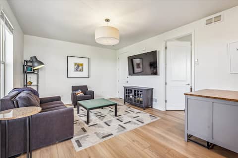 Popular Airbnb listing: Dramatic front range views, lux king bed suite in Central Park