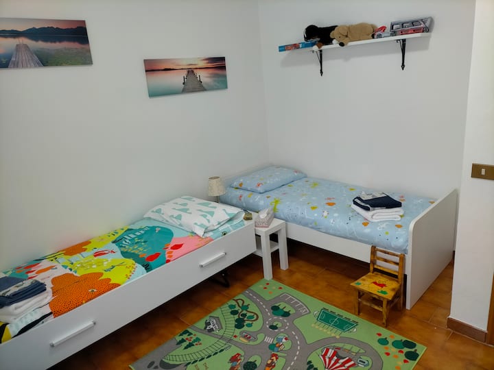 2张成人单人床\儿童