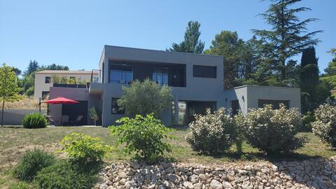 Villa ideally located 15 mn from Aix and Marseille