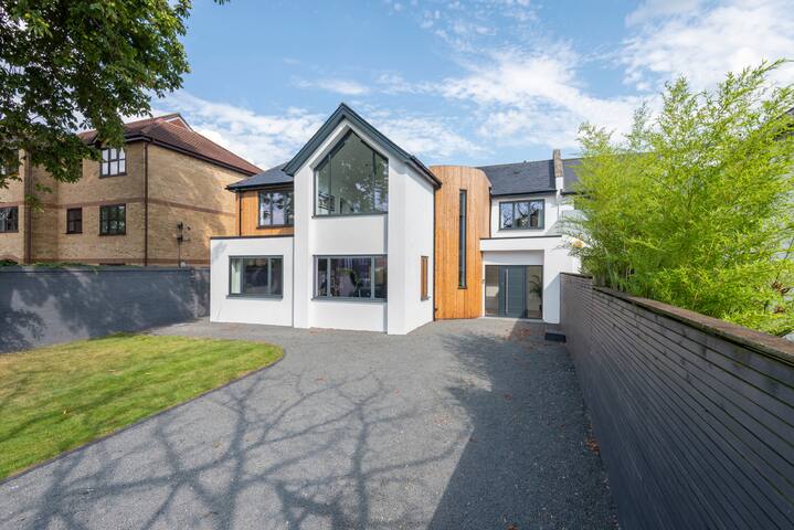 Stunning 5 bed family home in South West London gallery image 2