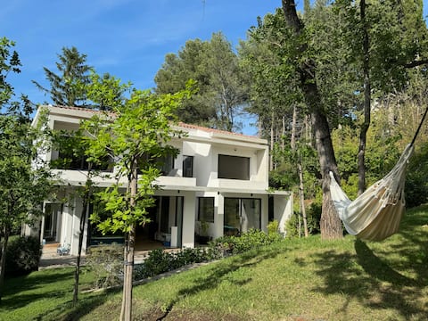 Modern Villa near Aix-en-Provence