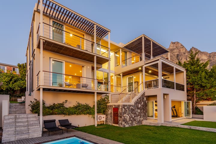 Modern Home 400m from the beach:gym, heated pool