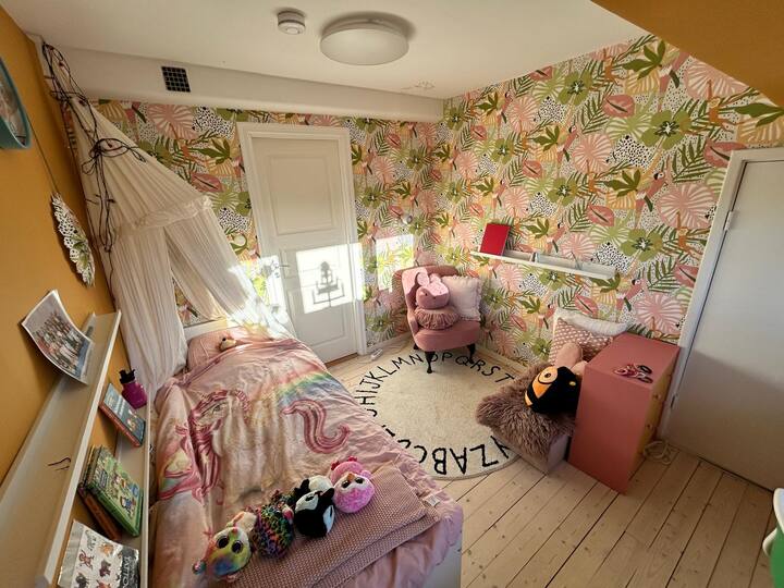 Kitanda kimoja kina upana wa sentimita 90. Vuta kitanda kimoja cha ziada chini ya kingine.