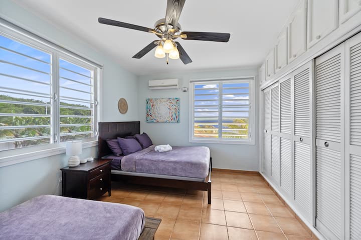 Од предната спална соба на горниот кат може да се ужива во погледот кон заливот и предниот пејзаж.