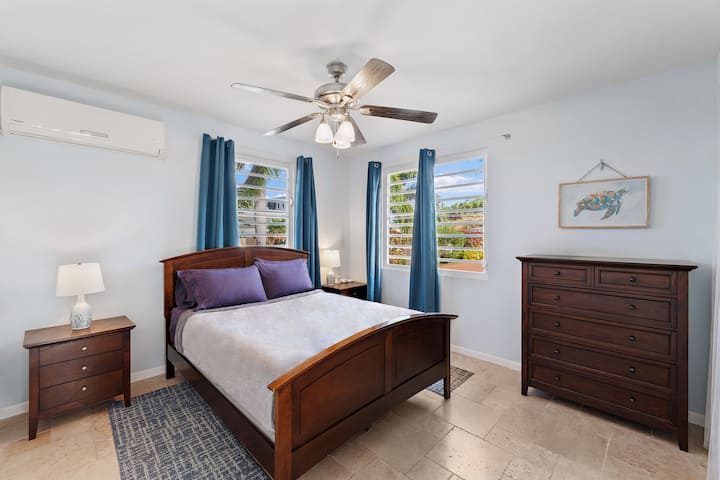 Кревет со големина на брачен кревет со поглед кон имотот однапред и одстрана... Оваа соба ги добива најдобрите ветрови!