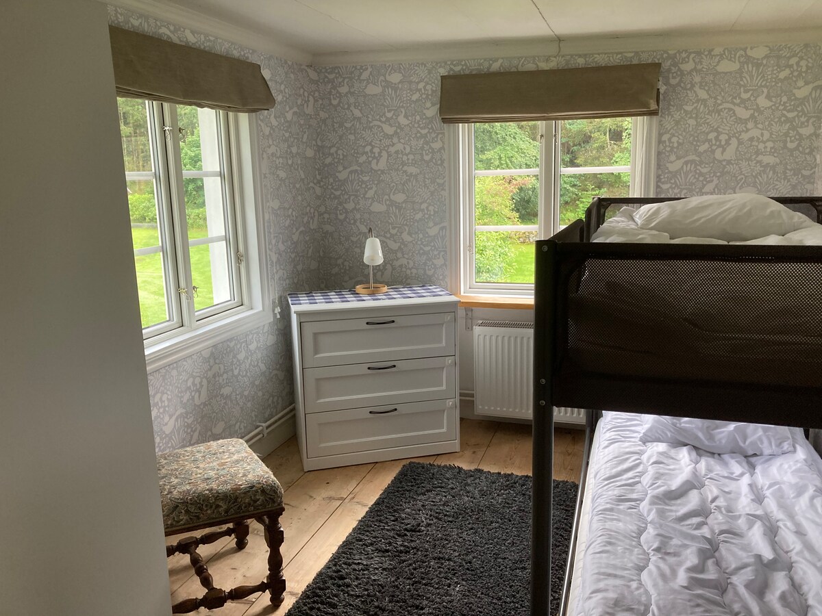 In the bunk bed, an adult can sleep downstairs and a small adult or a child in the upper bed. Attention, max. 50 kg on the upper bed.
There's also a hefty closet