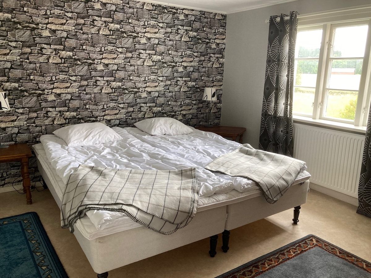 Large bedroom with double bed of 180 cm.
Here are also large old-fashioned closets.