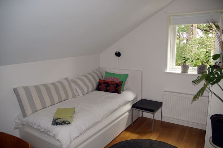 Dhomë gjumi në katin e sipërm me krevat dhe tavolinë pune 90  cm të gjerë.