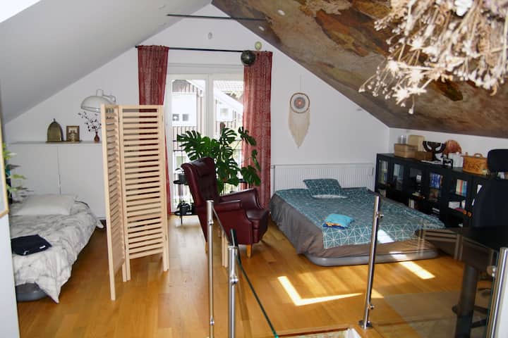 Dhomë e madhe lart me dy ambiente gjumi në krevate me ajër. TV me Chromecast është gjithashtu i disponueshëm.