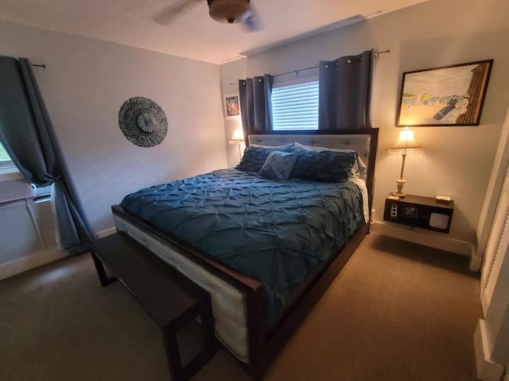 Cama Sealy Posteurpedic (bobinas envueltas individualmente) en el dormitorio principal. 