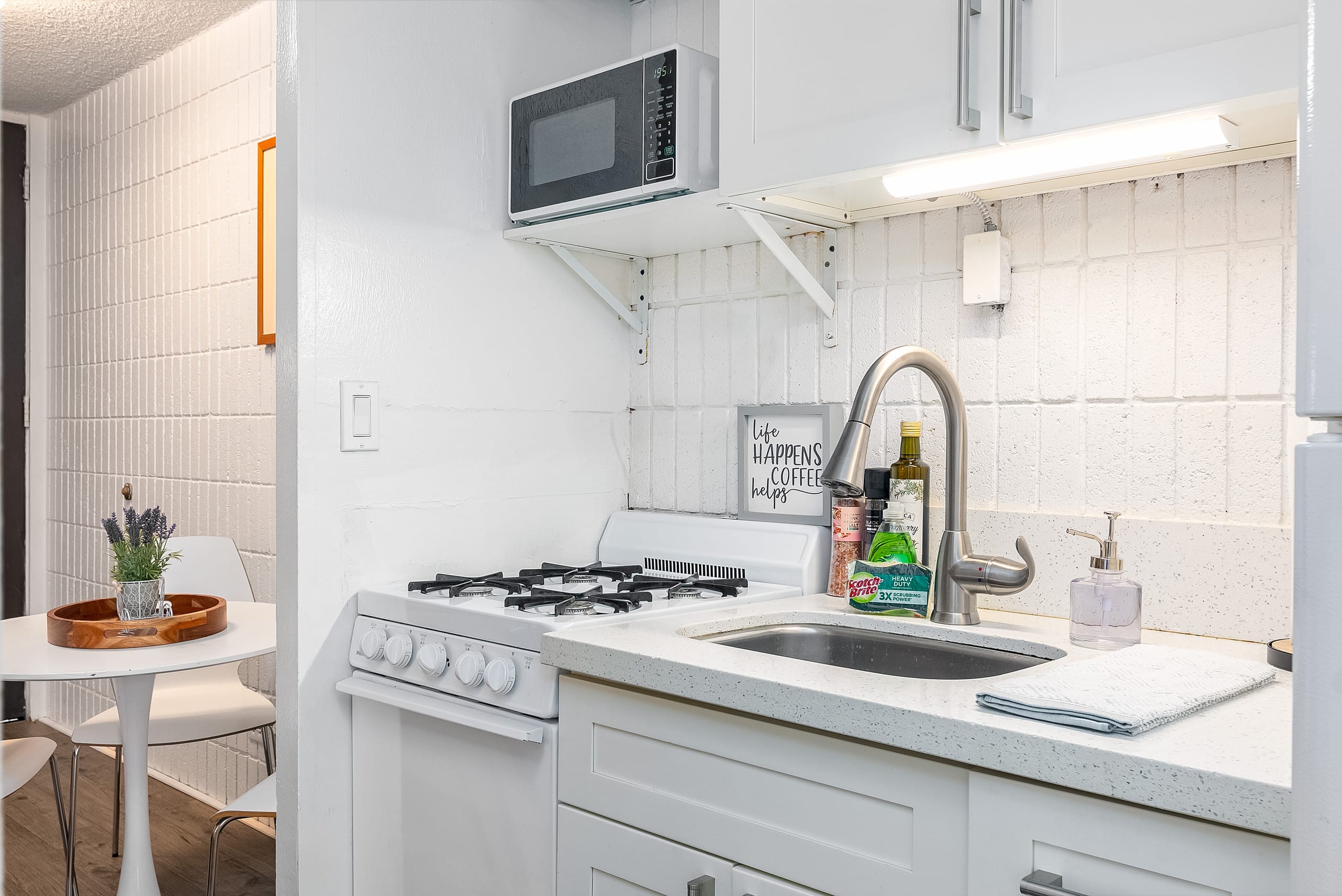 Condo in Honolulu · ★4.65 · 2 bedrooms · 4 beds · 2 shared baths - Image 98