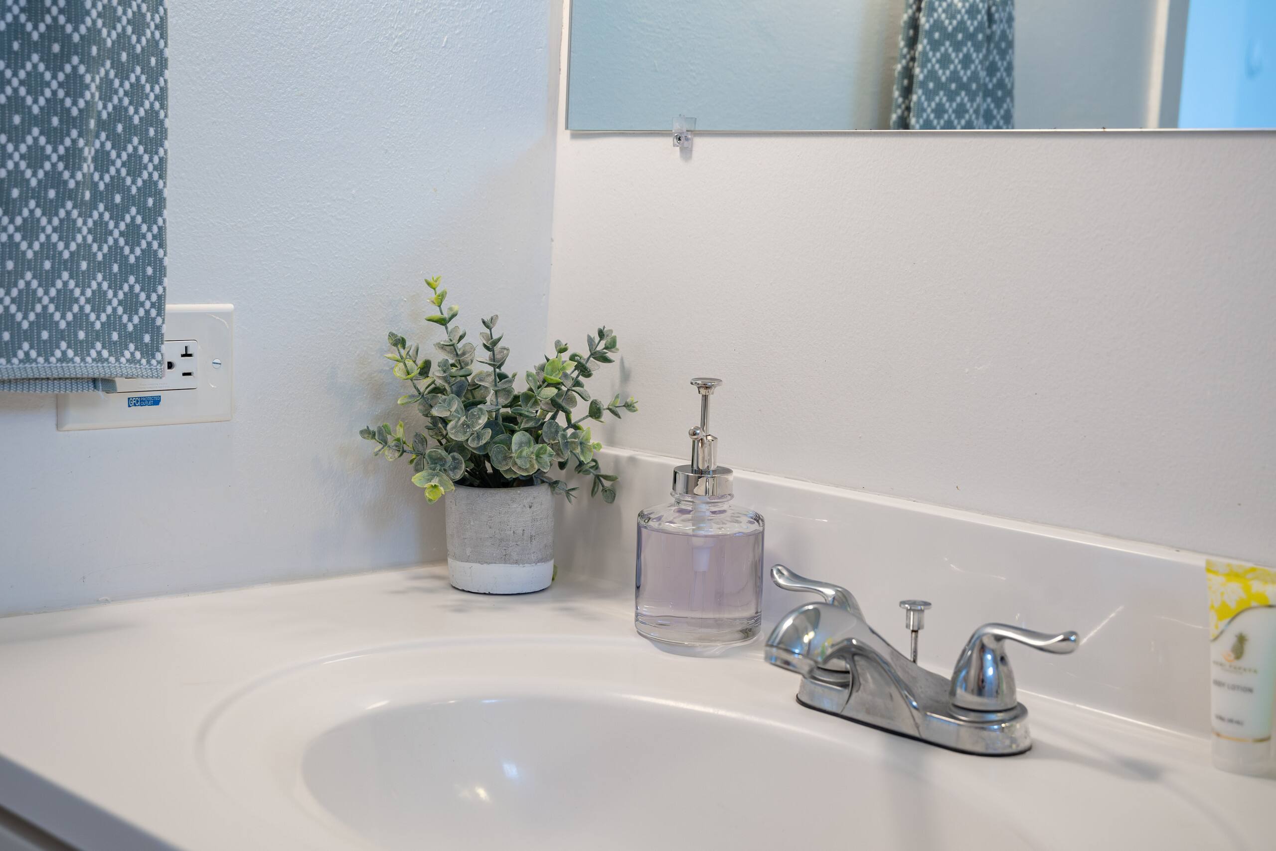 Condo in Honolulu · ★4.65 · 2 bedrooms · 4 beds · 2 shared baths - Image 122