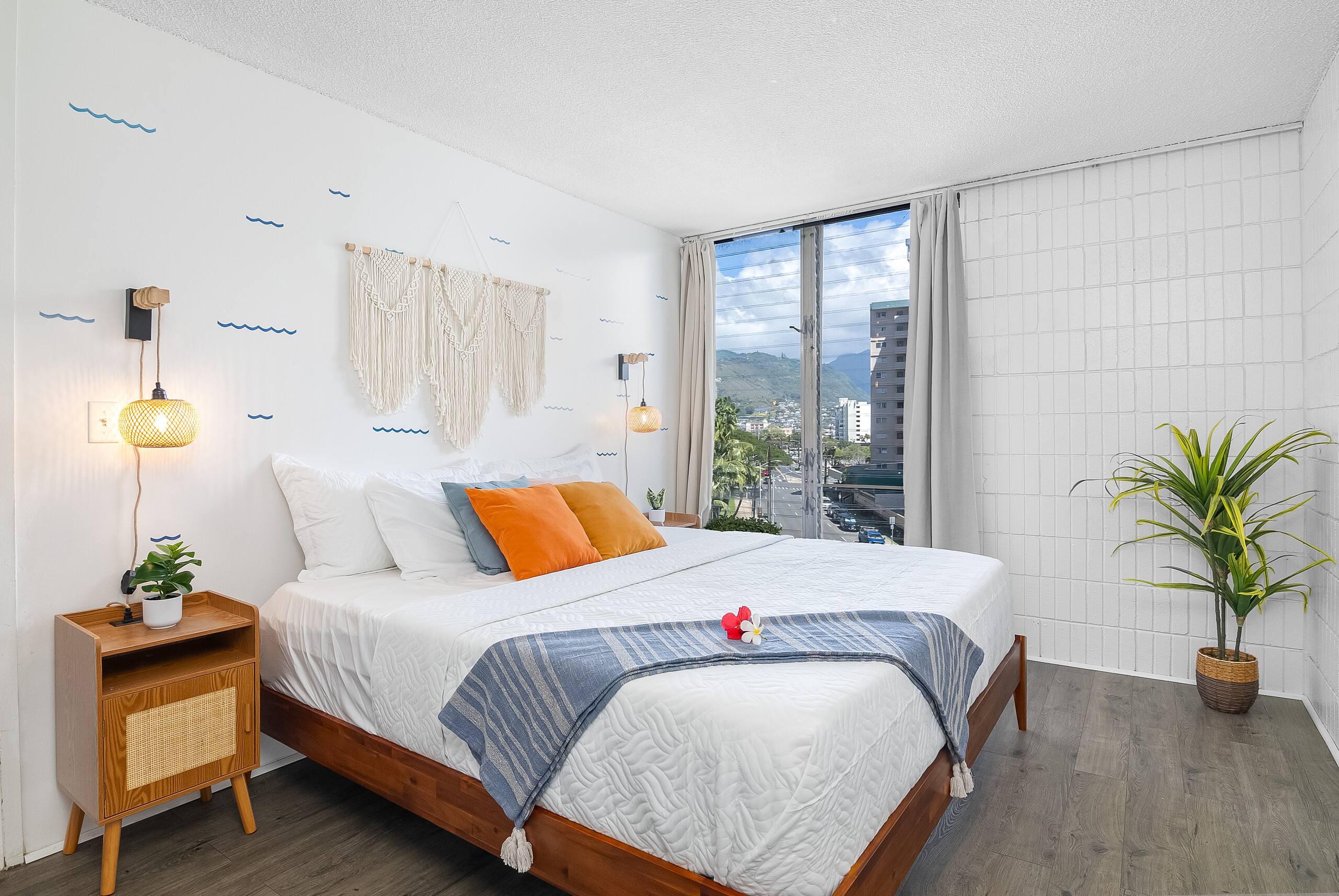 Condo in Honolulu · ★4.65 · 2 bedrooms · 4 beds · 2 shared baths - Image 4