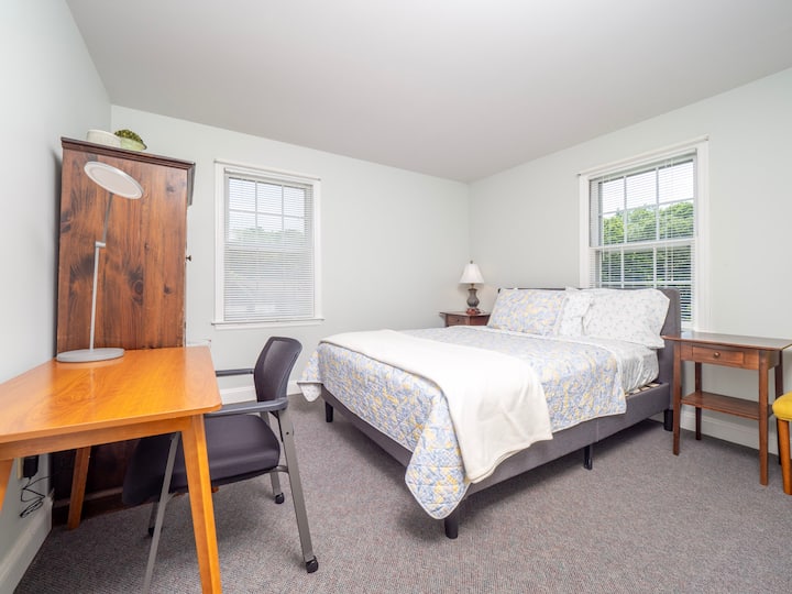 La chambre 2 dispose d'un nouveau bureau, d'une chaise et d'un lit queen