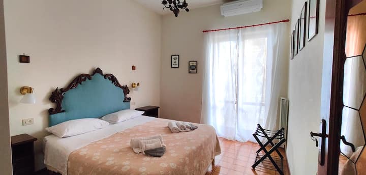 חדר שינה עם מיטת קינג סייז (180x200 ס"מ), מיזוג אוויר ומרוהט בשידות לילה וארון. גישה למרפסת הפנורמית.
