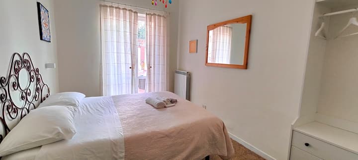 חדר שינה עם מיזוג אוויר. גישה למרפסת הפנורמית, מרוהטת בשידות לילה ובארון.
* חדר השינה השני זמין רק להזמנה של יותר משני אנשים.