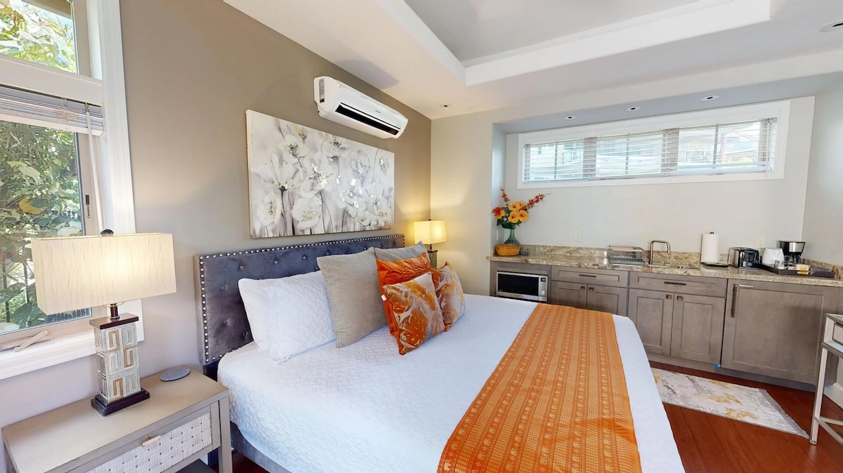 Private Ohana with King Bed, ensuite bathroom and kitchenette