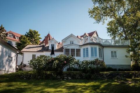 Cory Cottage - a charming 1830s home w ocean views