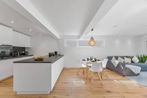 Modern suite with Netflix | Workspace | Parking