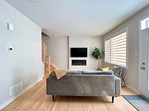 Top performing Airbnb: Beautiful & Comfy Townhouse in Ottawa/Nepean in Barrhaven West