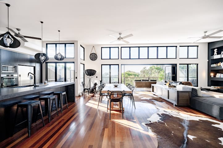 Beachfront Beauty ~ Views ~ Pool ~ Walk onto Sand