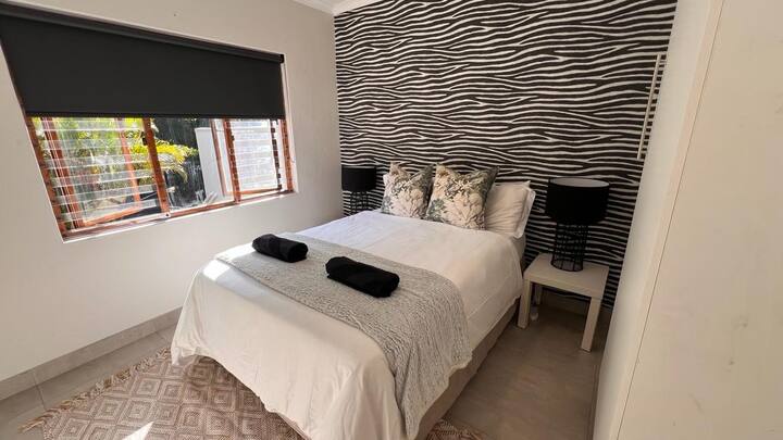 Гостинска соба бр. 2. Има тавански вентилатор и два големи прозорци. Во оваа соба има шкаф во кој се чува инверторот. Еднаш/двапати дневно се наплаќа за 2-5 минути правејќи мека бучава. 