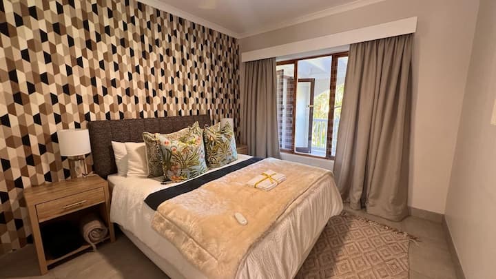 Ова е гостинска спална соба бр. 1 и има прекрасен поглед кон градината и просторот околу базенот. Исто така, има многу простор за закачување и шкафови. Оваа соба има клима уред и тавански вентилатор. Оваа соба ќе дели бања со слободна соба бр. 2.  