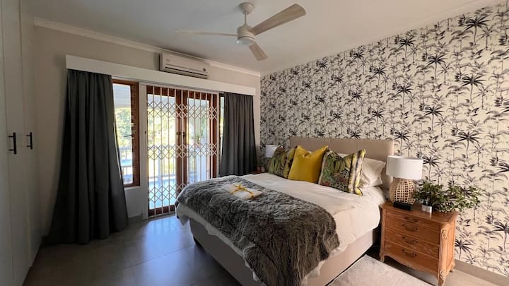 Ова е главната спална соба и има тавански вентилатор и клима уред. Исто така, има сопствена бања со туш, тоалет и мијалник.  Оваа соба има повеќе од доволно шкаф и простор за закачување. Спалната соба, исто така, се отвора кон поплочениот двор и има прекрасен поглед