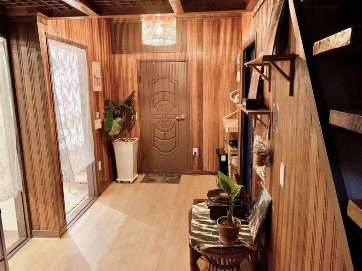 [Busan Local] 90s Korean Loft · Manga + Projector - Busan