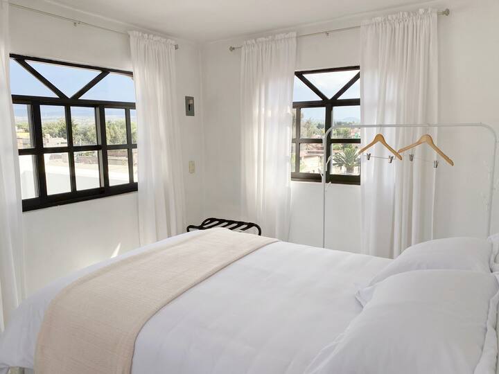 Ventanas con gran vista para admirar el paisaje natural de fondo, desde la comodidad de la habitación.