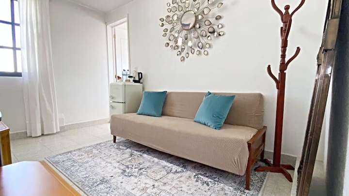 Práctica sala de estar, cómoda y acogedora, con sutiles detalles de color.  Su sofá-cama permite alojar hasta un 5to huésped.