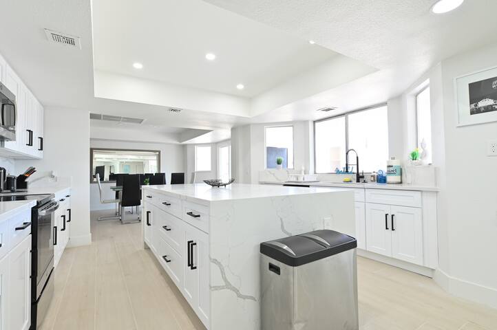 Vegas Oasis*Pool*Spa*Gym*Games*Golf 4 mls 2 Strip gallery image 4