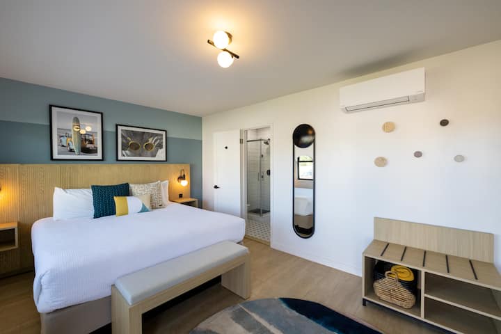 海景两卧室乡村小屋，第二间卧室配有床、长凳和卫生间